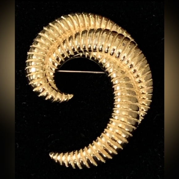 MONET Large Vintage Vintage Gold Tone Crescent Ribbed Textured Pin Brooch - Picture 8 of 8